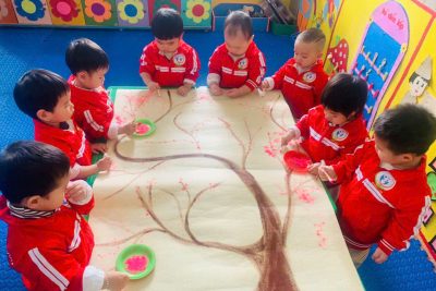 HOẠT ĐỘNG CHẤM MÀU – BÉ SÁNG TẠO BỨC TRANH HOA  (Nhóm NTA – Trẻ 18–24 tháng)