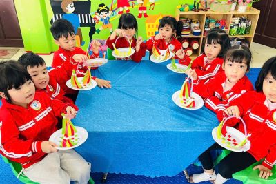 HOẠT ĐỘNG TRẢI NGHIỆM: BÉ ĐAN GIỎ ĐỰNG BÁNH MỨT NGÀY TẾT