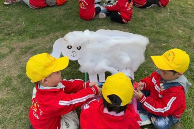 BÉ TRẢI NGHIỆM THU HOẠCH LÔNG CỪU – HOẠT ĐỘNG HỌC MÀ CHƠI ĐẦY THÚ VỊ CỦA LỚP 3 TUỔI D