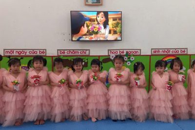 Hoạt động tạo hình của lớp 3 tuổi B nhân dịp ngày 8/3