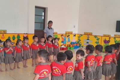 Bé chơi trò chơi “Đá bóng vào gôn” – Lớp 3 tuổi A – Trường Mầm non Nghĩa Thái xã Nghĩa Hưng