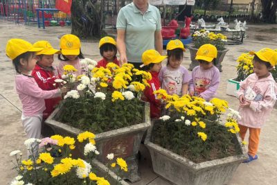Hoạt động chăm sóc cây xanh đầu xuân năm mới tại Trường Mầm non Nghĩa Thái