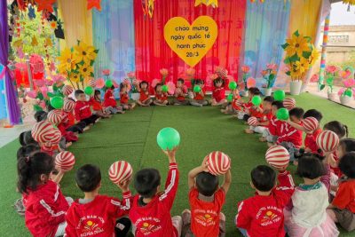 Lan tỏa yêu thương qua trò chơi “Chuyền bóng yêu thương” của các bé khối 3 tuổi nhân Ngày Quốc tế Hạnh phúc 20/3