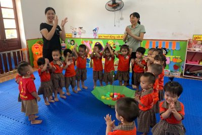 Trò chơi: “Ném bóng vào ô” – Nhóm Nhà Trẻ C