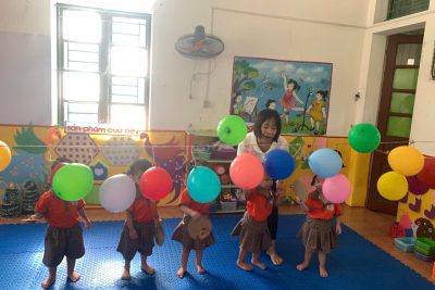 Các bé Nhóm Nhà Trẻ D – Trường Mầm non Nghĩa Thái – Với trò chơi: “Đập bóng”