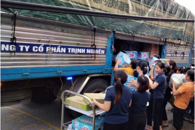 Tập thể cán bộ giáo viên, nhân viên trường mầm non xã Nghĩa Thái cùng chung tay, đồng lòng hướng về vùng bão lũ