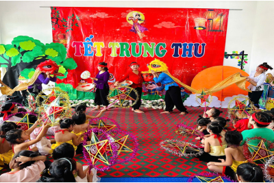 Rộn ràng trải nghiệm “Trung thu đoàn kết và chia sẻ của bé” tại trường Mầm non xã Nghĩa Thái